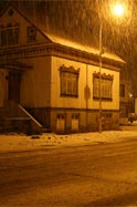 G��wna ulica Eskifj�rður - Strandgata zimow� noc�