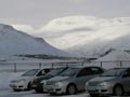 Strholt u podna Engidalsfjöll. Na dalszym planie widoczna nartostrada i wyciąg