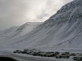 Ísafjörður - parking przy lotnisku. Widoczna droga do Súðavík